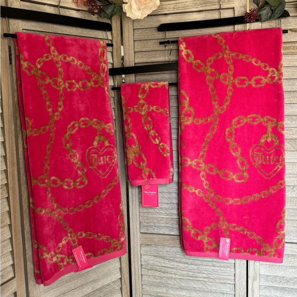 JUICY COUTURE Bath & Hand Towel Ensemble HOT PINK & METALLIC GOLD Heart & Chains